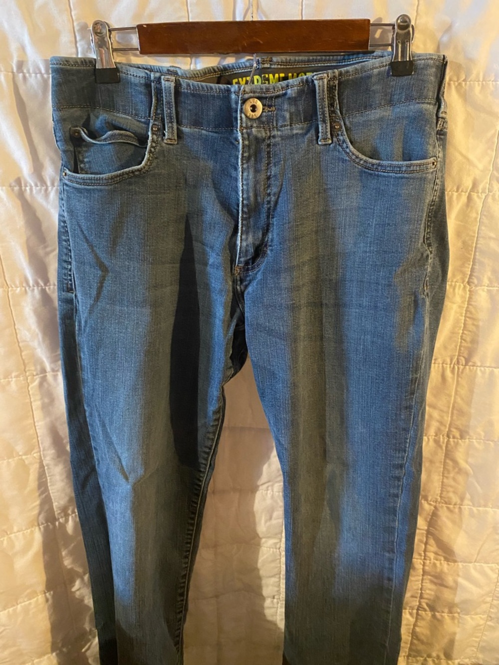 Lee Men’s Extreme Motion Straight Jeans in Medium Blue Wash 34x32